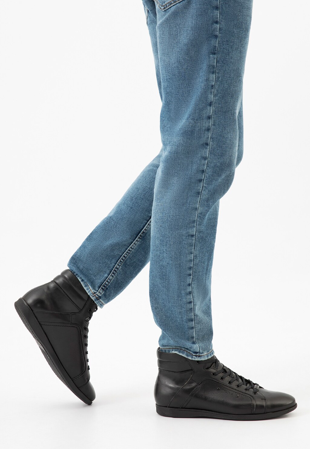 Czarne trzewiki męskie Wojas 24093-51 w stylu sneakers ze skóry, noszone do jeansów, widok z boku pokazujący sportowo-elegancki charakter obuwia.