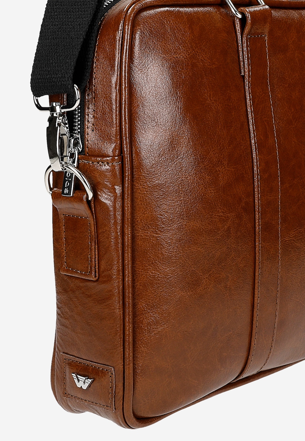 Brązowa skórzana torba męska Wojas model 80074-53 z przegrodą na laptopa, widoczna z boku z czarnym paskiem i metalowymi okuciami, z eleganckim logotypem marki na dolnym rogu.