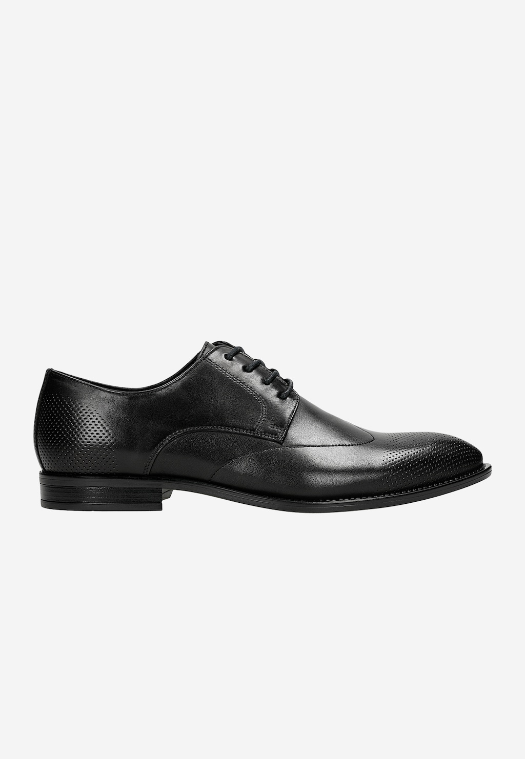 Czarne eleganckie buty męskie Wojas model 10195-51 ze skóry licowej z widoczną perforacją na czubku i boku. Klasyczny fason typu derby z czarną podeszwą.