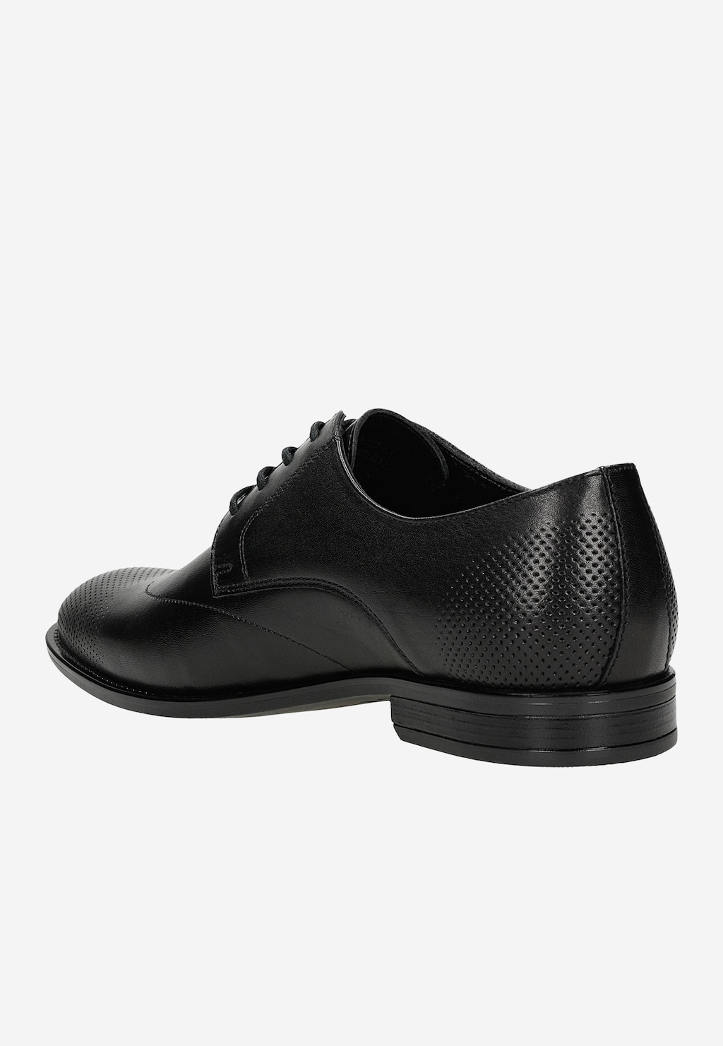 Czarne eleganckie buty męskie Wojas model 10195-51 z boku, wykonane ze skóry licowej z perforacją, widoczne sznurówki i niska podeszwa.