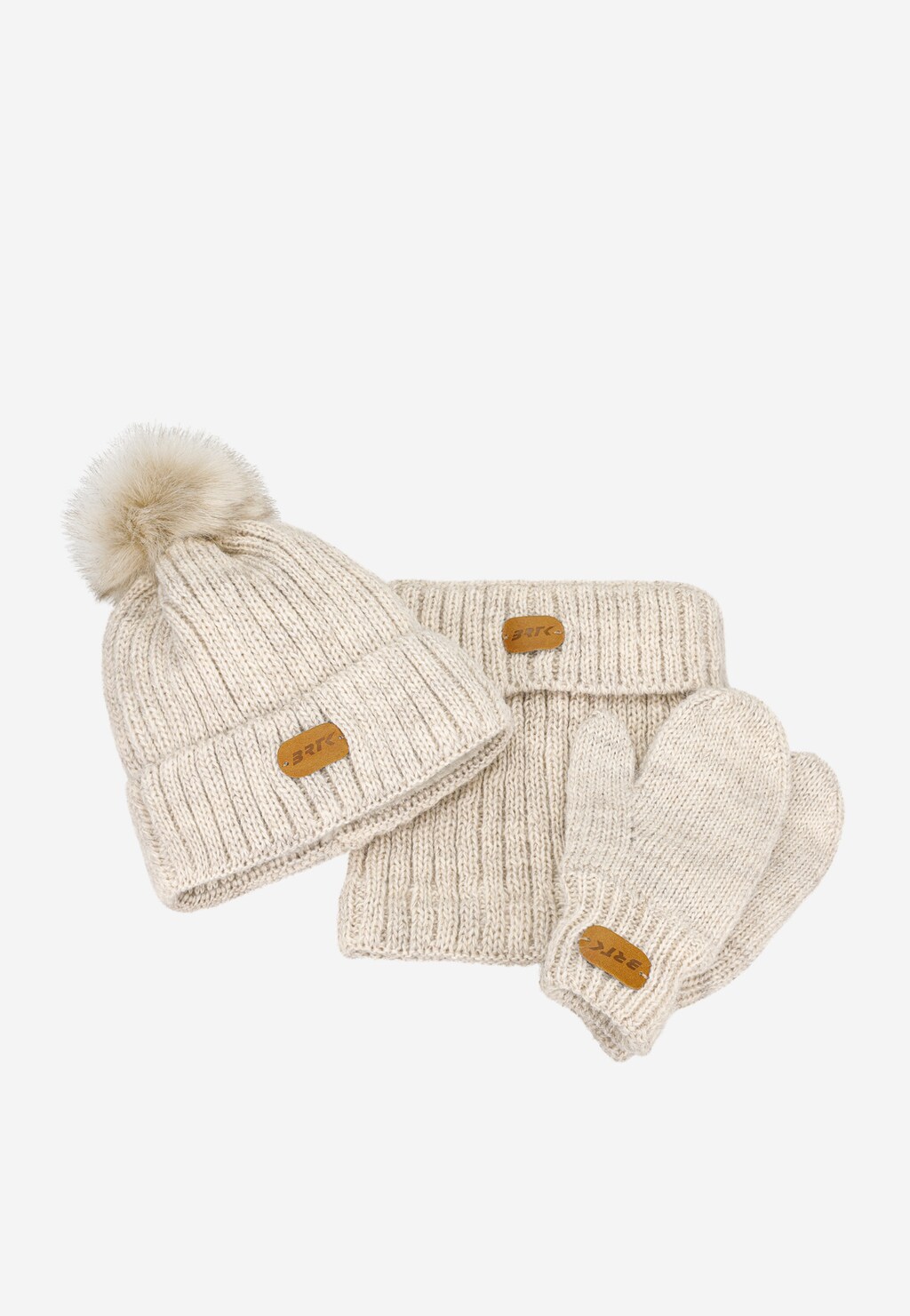 Kompletny zimowy zestaw BARTEK 85601-14 w kremowym kolorze: dzianinowa czapka z pomponem, komin i rękawiczki, wszystkie elementy z brązowymi metkami marki.