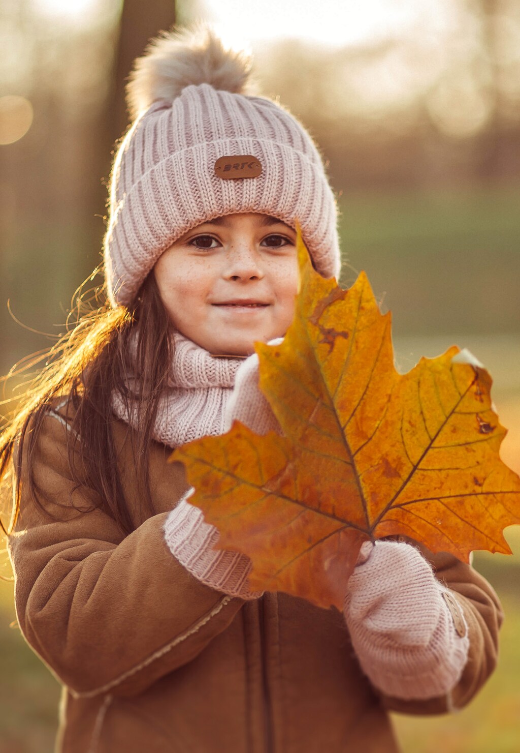 Ružový zimný komplet BARTEK 85601-15 čiapka s brmbolcom + nákrčník + rukavice Widok 7