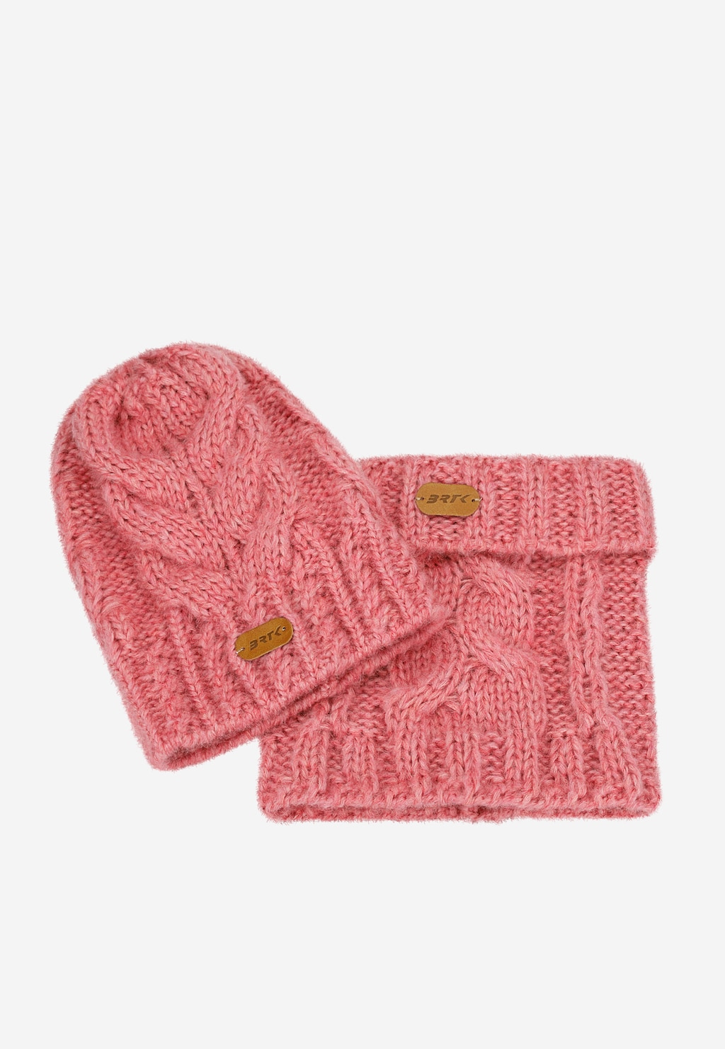 Zimowy zestaw dziewczęcy BARTEK 85604-85 z wełny merino - różowa czapka z warkoczowym splotem i komin, oba z małymi metkami z logo marki.