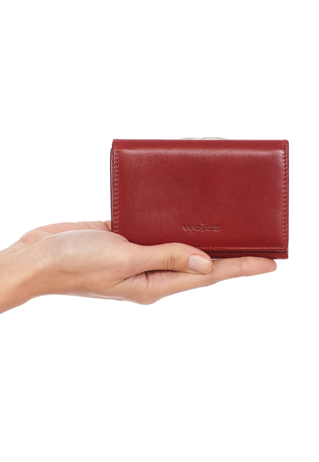 Mały czerwony portfel damski Wojas model 6938-75 z ochroną RFID trzymany w dłoni, pokazujący jego kompaktowy rozmiar i eleganckie skórzane wykonanie z widocznym logo marki.