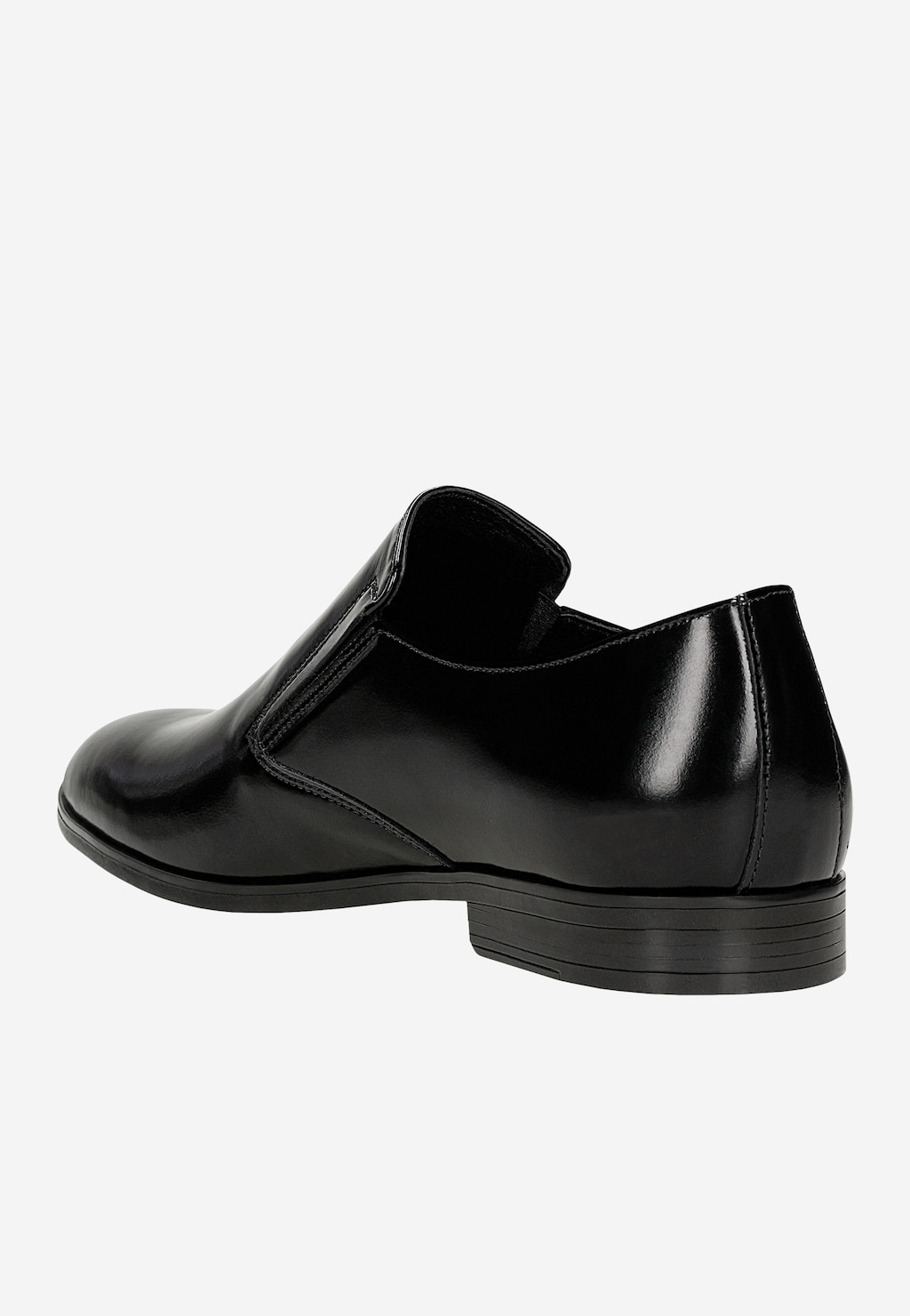 Eleganckie czarne mokasyny męskie Wojas model 10225-51 z błyszczącej skóry, widoczne z boku. But wsuwany z charakterystycznym obcasem i gładką cholewką.