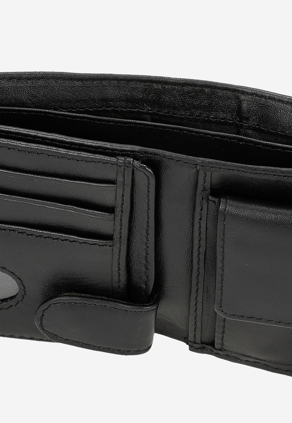 Czarny portfel męski Wojas model 91047-51, otwarty ukazujący wewnętrzne przegrody i miejsca na karty. Widoczne staranne przeszycia i zapięcie na zatrzask.