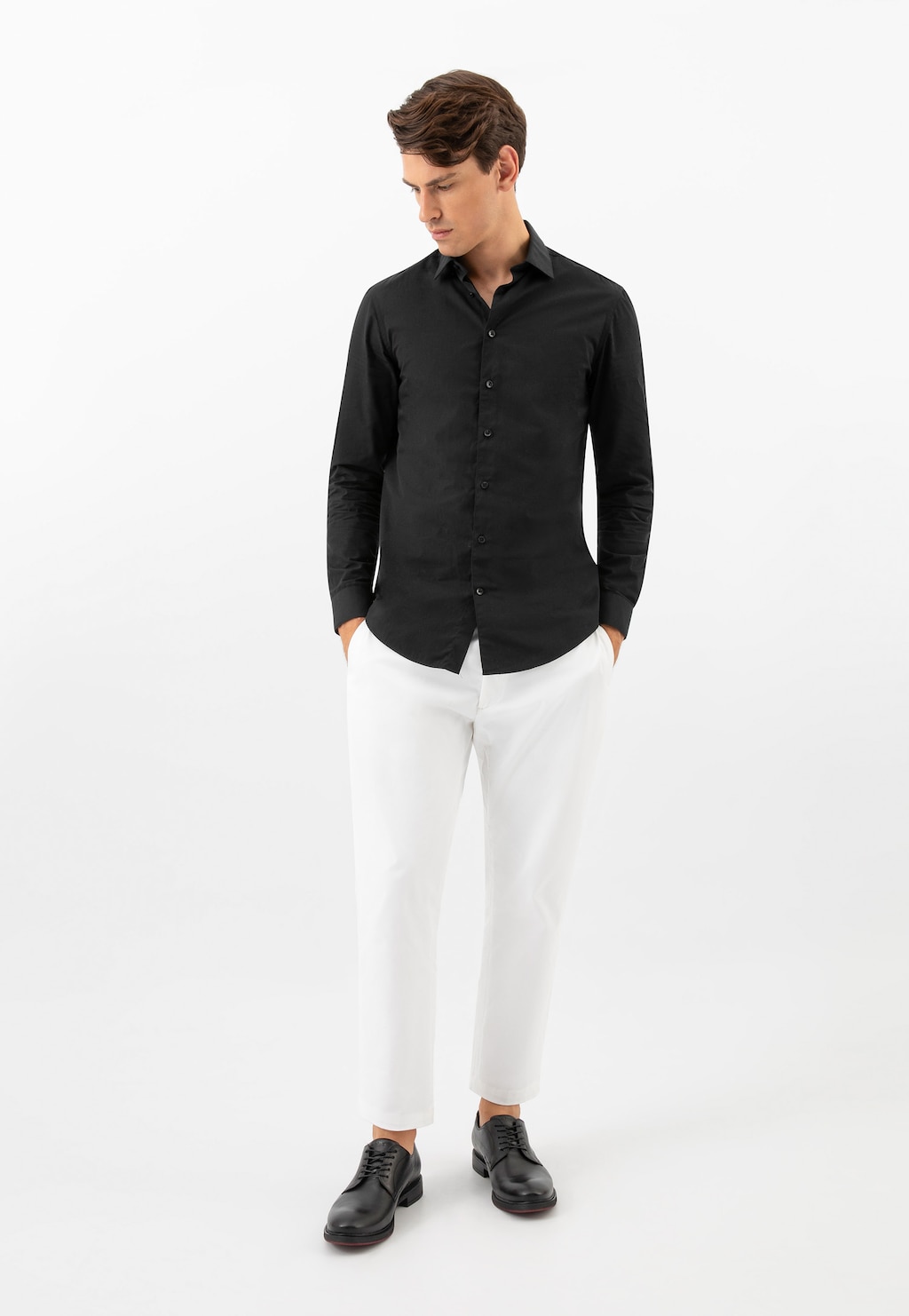 Elegancka stylizacja z czarną koszulą i białymi spodniami, uzupełniona czarnymi półbutami Wojas model 10226-51 ze skóry licowej – idealne połączenie na formalne okazje.