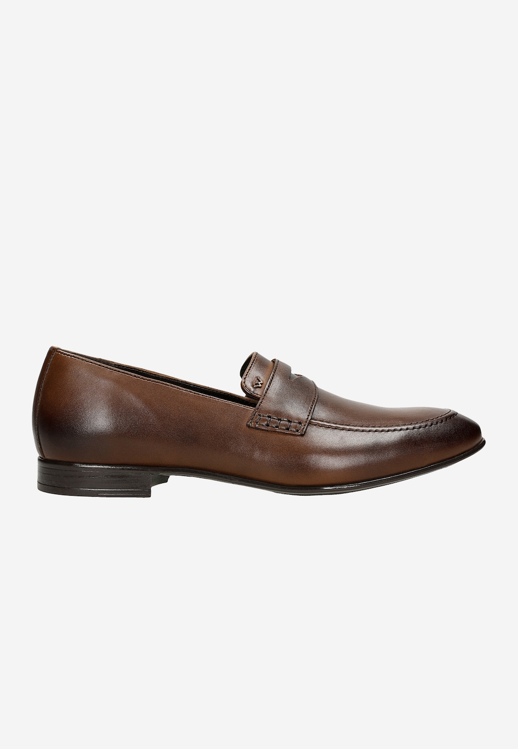 Eleganckie brązowe loafersy męskie Wojas model 10152-53 z gładkiej skóry naturalnej, z charakterystycznym paskiem na przodzie i starannym przeszyciem wzdłuż krawędzi buta.