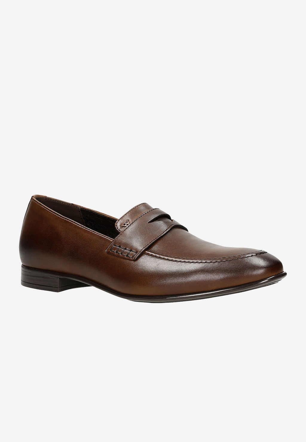 Eleganckie brązowe loafersy męskie Wojas model 10152-53 z gładkiej skóry naturalnej, z charakterystycznym paskiem na przodzie i starannym przeszyciem brzegów.