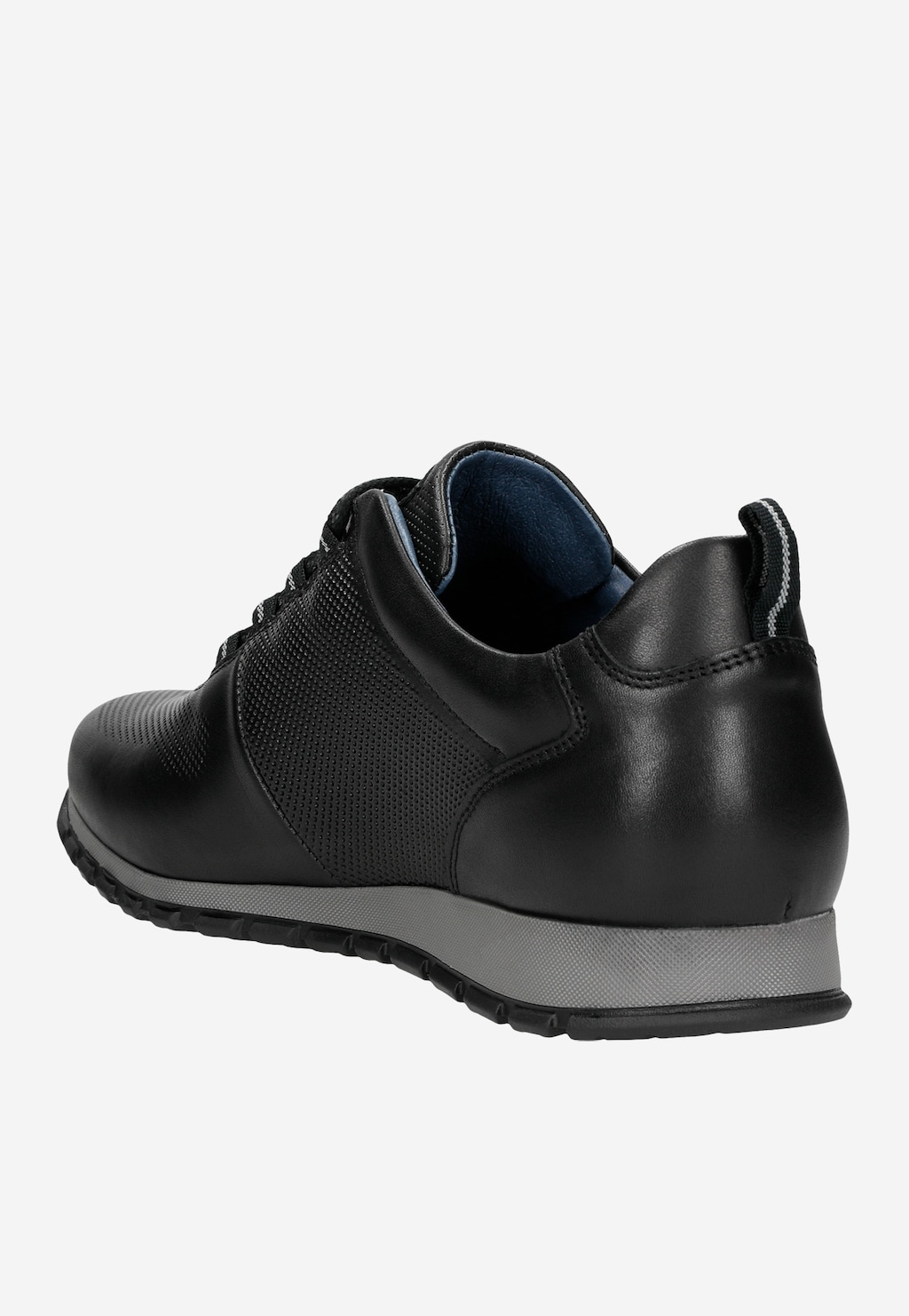 Czarne sneakersy męskie Wojas 10039-51 z licowej skóry, widok z boku. Perforowana cholewka, szara podeszwa i granatowe wykończenie wewnątrz.