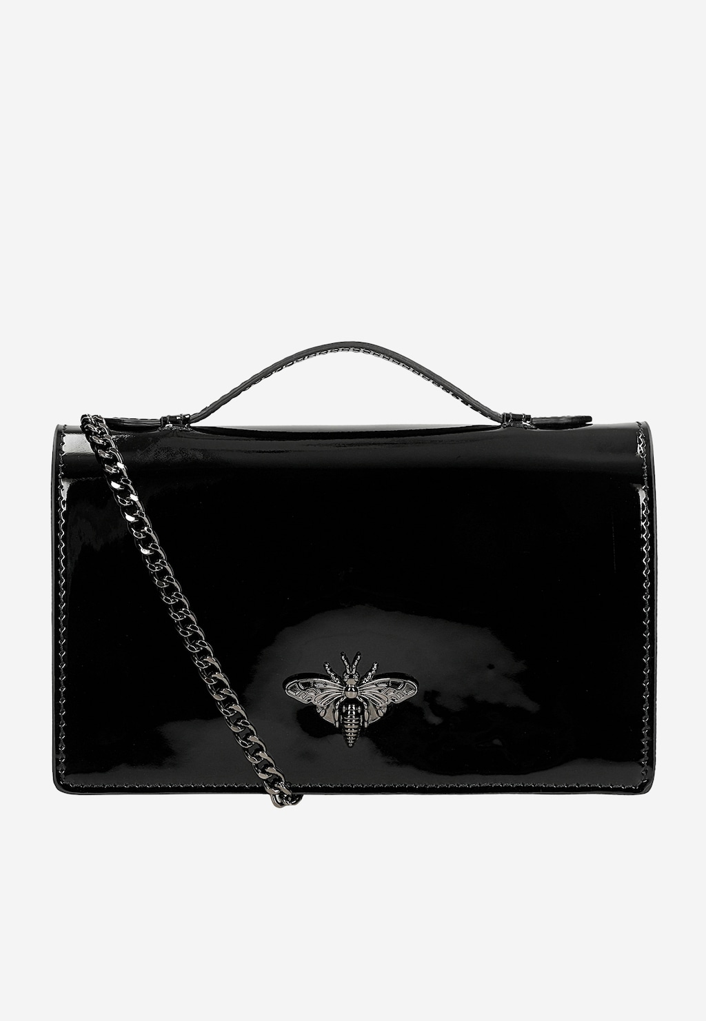 Mała czarna lakierowana torebka Wojas model 80320-31 z metalową ozdobą w kształcie owada. Posiada uchwyt i łańcuszek do noszenia na ramieniu.