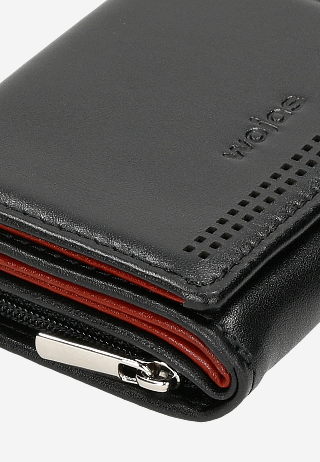 Czarny skórzany portfel Wojas model 91067-71 z czerwonym wykończeniem wnętrza, wyposażony w ochronę RFID, z wytłoczonym logo i metalowym zamknięciem.