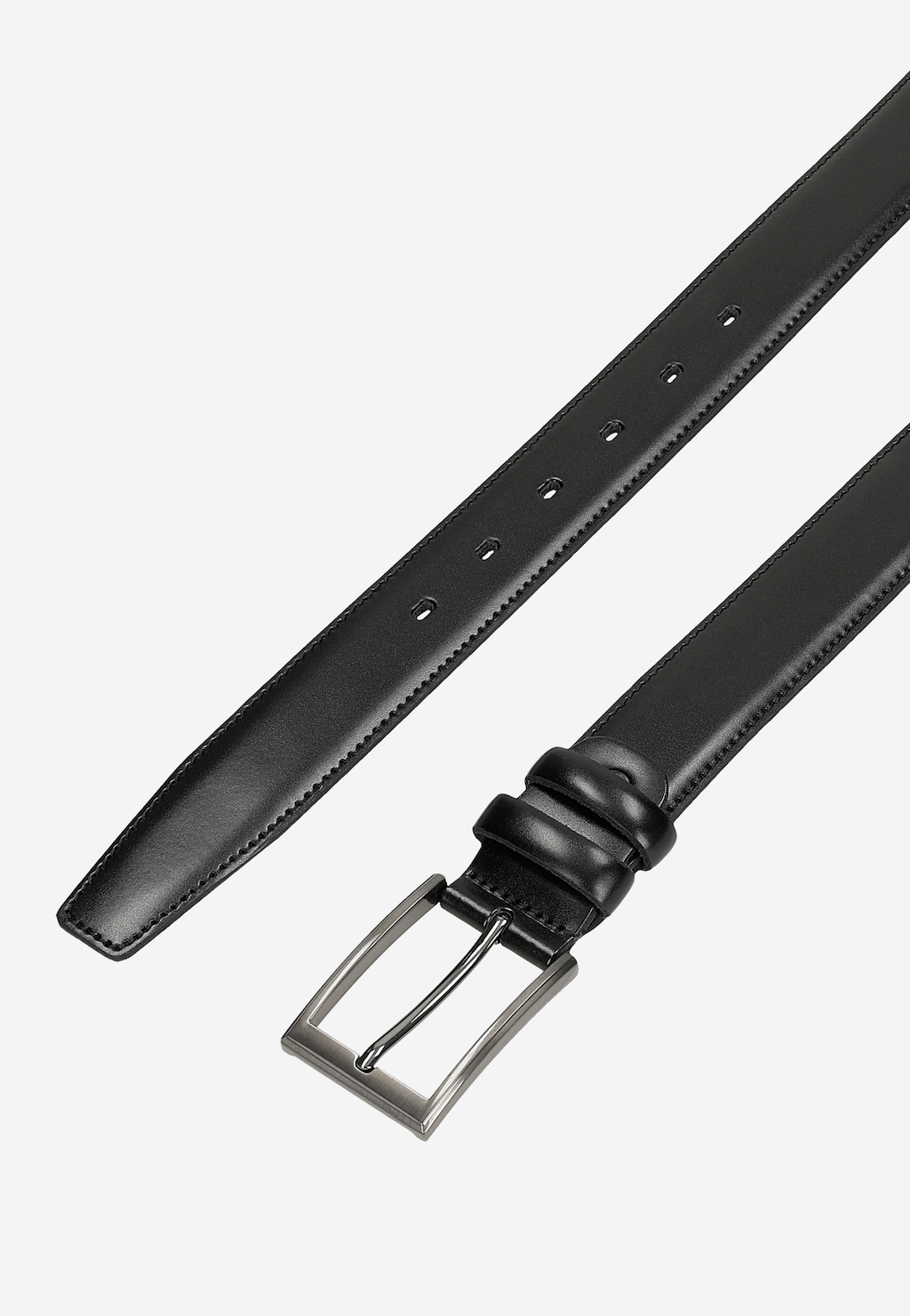 Elegancki czarny pasek męski Wojas model 9975-51 z metalową klamrą, wykonany ze skóry z widocznymi dziurkami regulacyjnymi i precyzyjnym przeszyciem krawędzi.