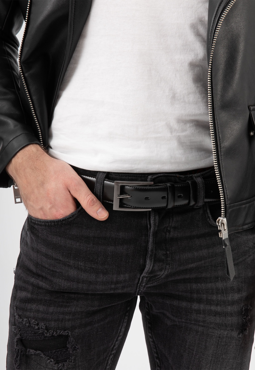 Elegancki czarny pasek męski Wojas model 9975-51 z metalową klamrą, zapięty w spodniach jeansowych, w stylizacji z czarną skórzaną kurtką i białym t-shirtem.