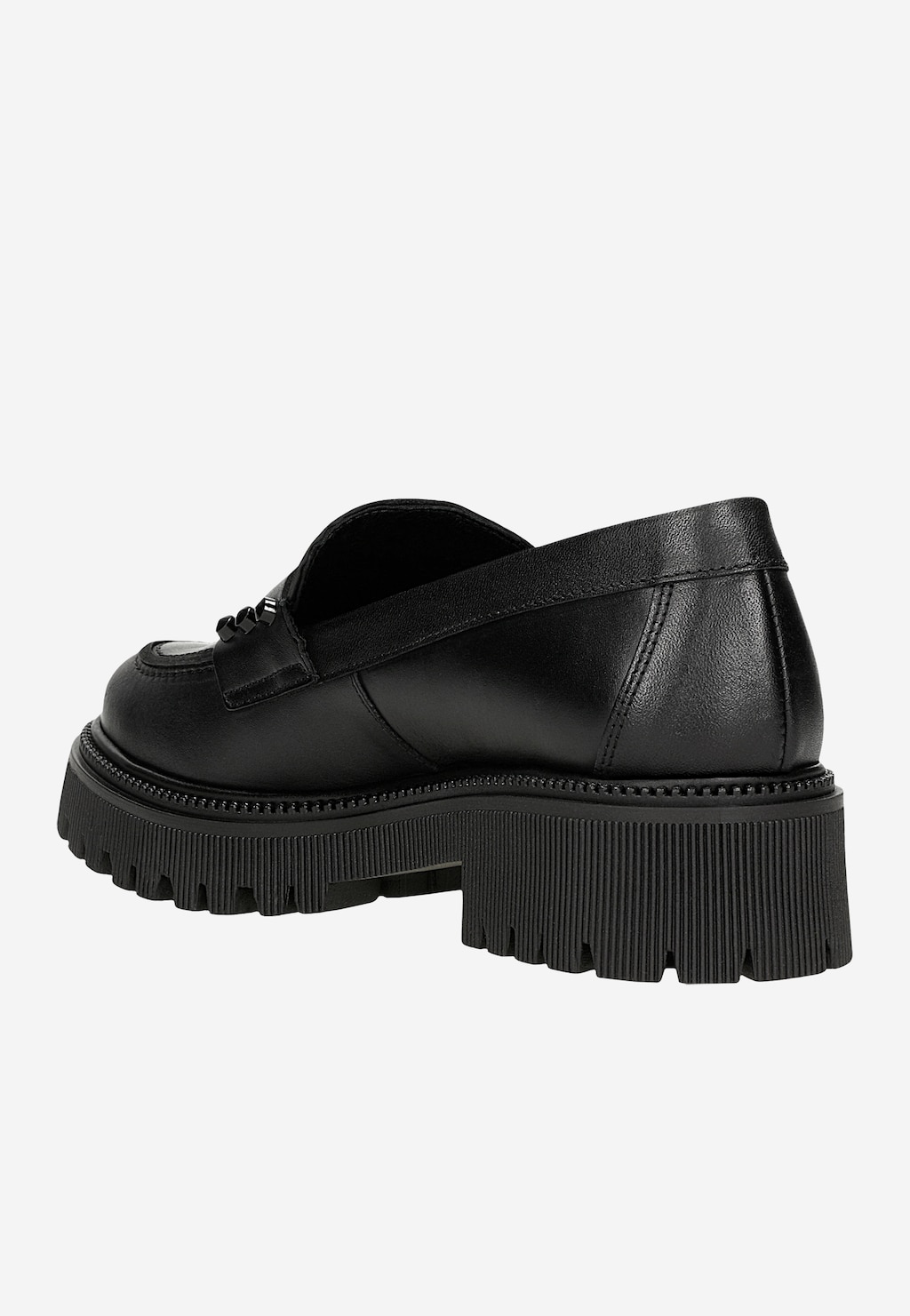 Czarne skórzane mokasyny penny loafers Wojas 46311-51 z boku. Eleganckie buty z masywną, profilowaną podeszwą i charakterystycznym paskiem na przodzie.