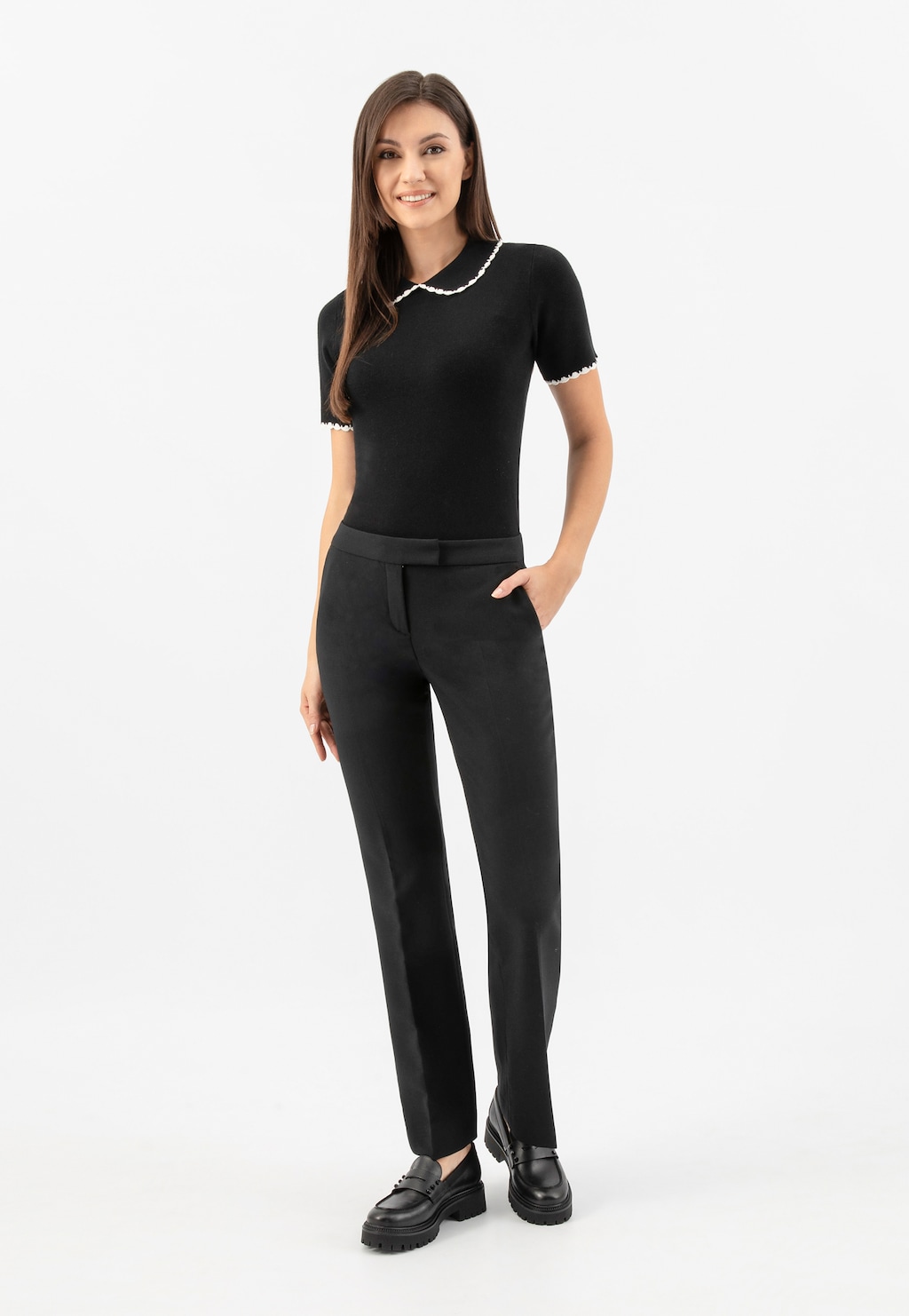 Elegancki czarny strój z białym kołnierzykiem i czarne skórzane mokasyny penny loafers Wojas model 46311-51 tworzące stylową biznesową stylizację.