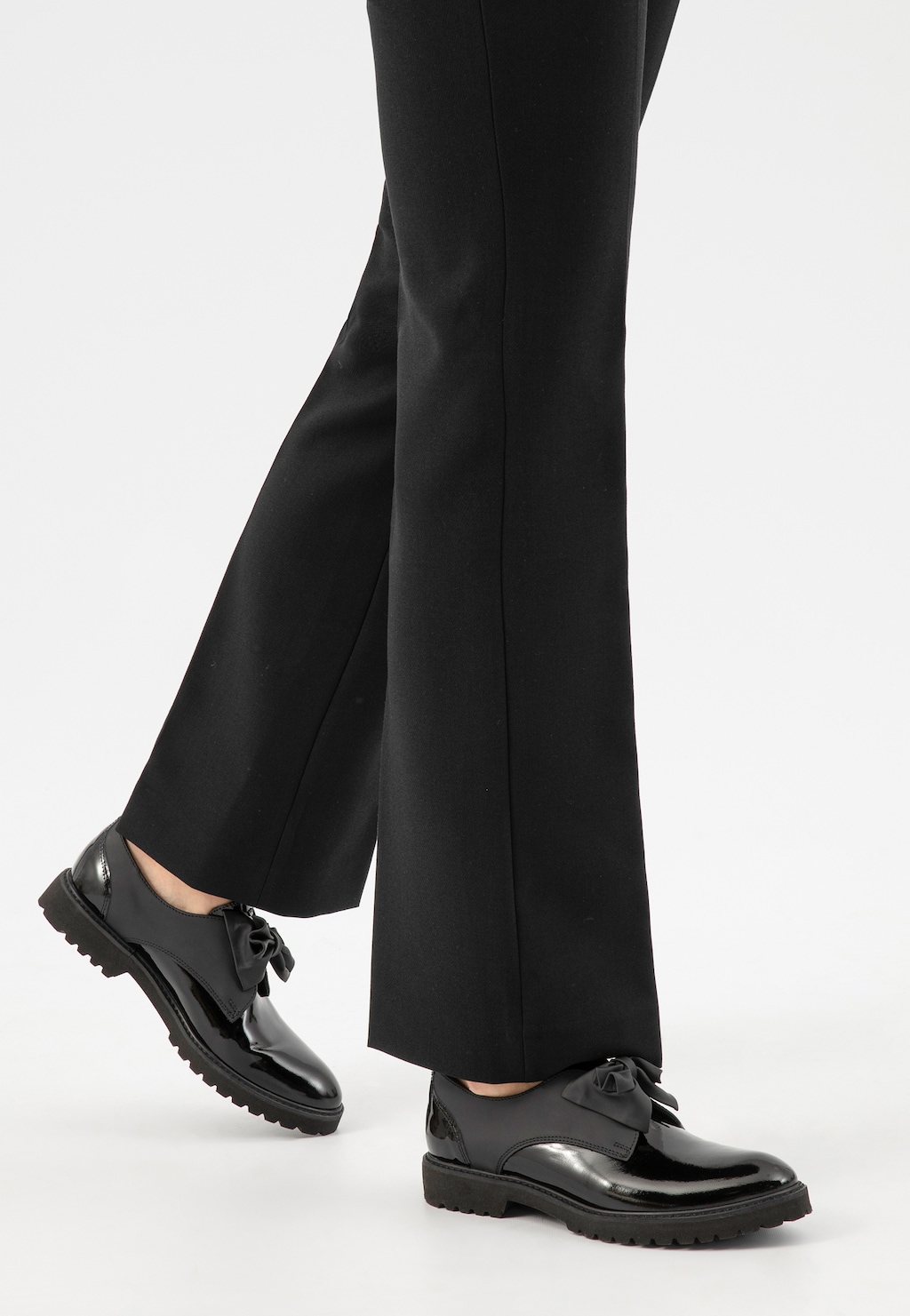 Černé dámské mokasíny s lakovanými prvky 46319-71 Widok 7