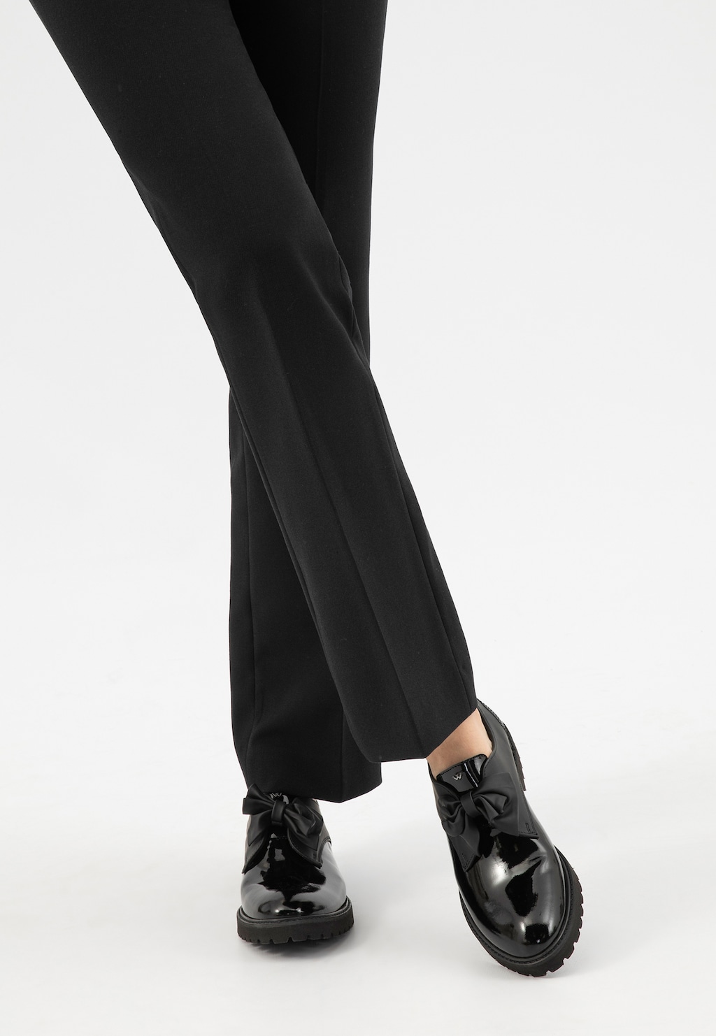 Černé dámské mokasíny s lakovanými prvky 46319-71 Widok 8