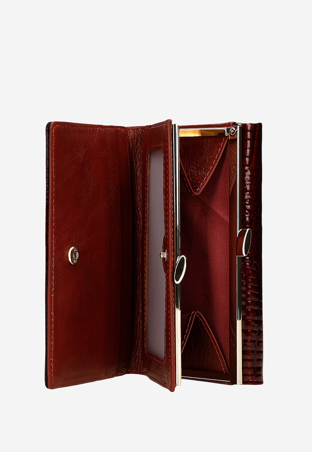 Otwarty czerwony lakierowany portfel Wojas model 91085-35 z widocznymi przegrodami, kieszonką na dokumenty i metalowym zapięciem, ukazujący funkcjonalne wnętrze.