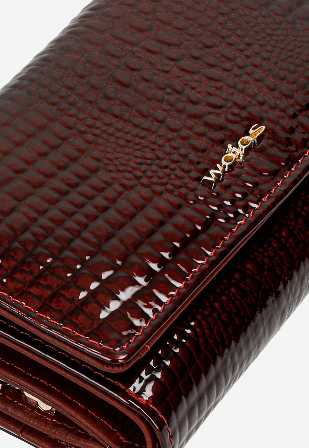 Czerwony lakierowany portfel Wojas 91085-35 z eleganckim wzorem krokodylej skóry, złotym logiem marki i wieloma przegrodami, sfotografowany z bliska.