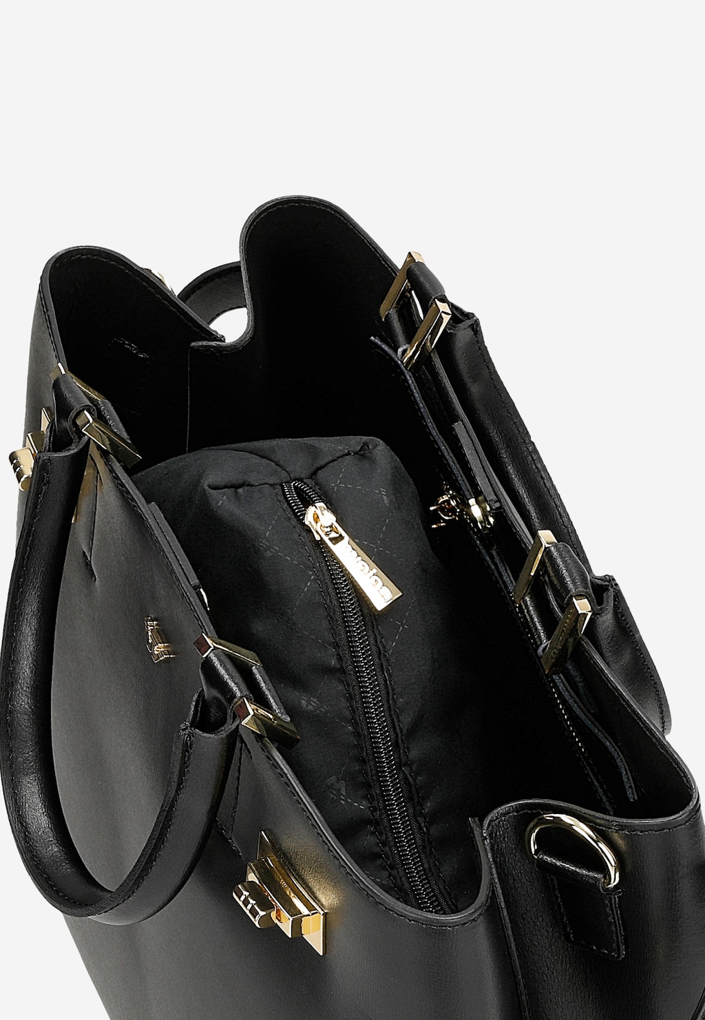 Elegancki czarny skórzany kuferek damski Wojas model 80403-51 z widocznym wnętrzem, złotymi dodatkami i zamkami. Torebka z podwójnymi uchwytami, ukazana z góry.