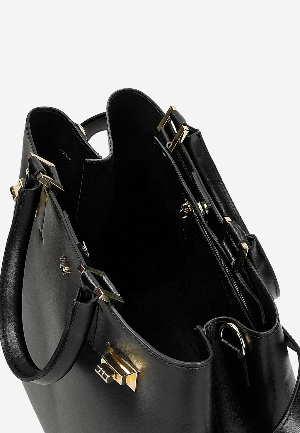 Czarny skórzany kuferek damski Wojas model 80403-51 z widocznym wnętrzem, złotymi klamrami i zapięciami, uchwytami do noszenia w dłoni oraz paskiem na ramię.