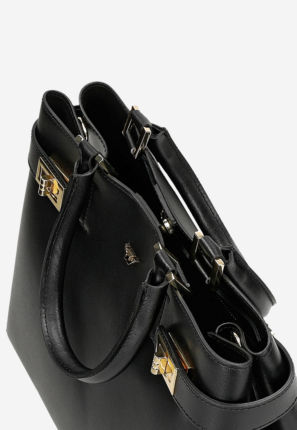 Elegancki czarny skórzany kuferek damski Wojas model 80403-51 z podwójnymi uchwytami i złotymi metalowymi elementami, ukazany z góry w perspektywie 3/4.