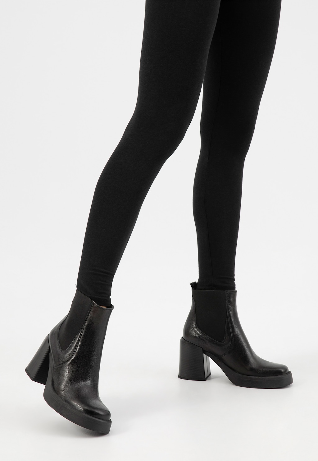 Černé kožené chelsea boty na masivním podpatku 55265-51 Widok 7