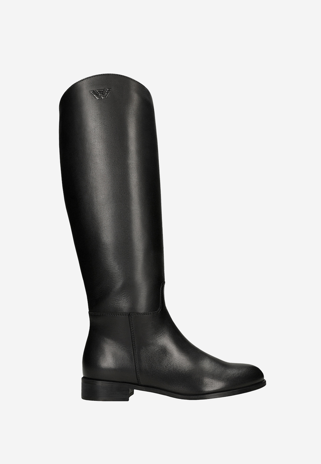 Czarne skórzane kozaki damskie Wojas model 71070-51 z ociepleniem, widok z boku, elegancki prosty fason z logo marki na cholewce, niski obcas.