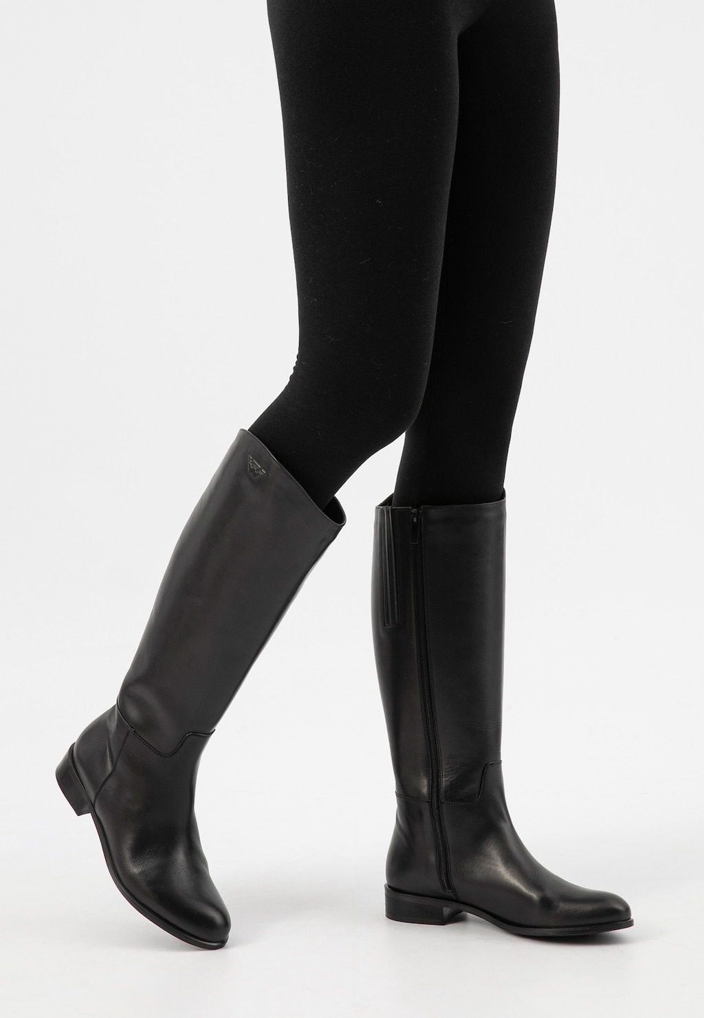 Czarne skórzane kozaki damskie Wojas model 71070-51 z ociepleniem, prezentowane na nogach w czarnych rajstopach. Widoczny zamek boczny i elegancki niski obcas.