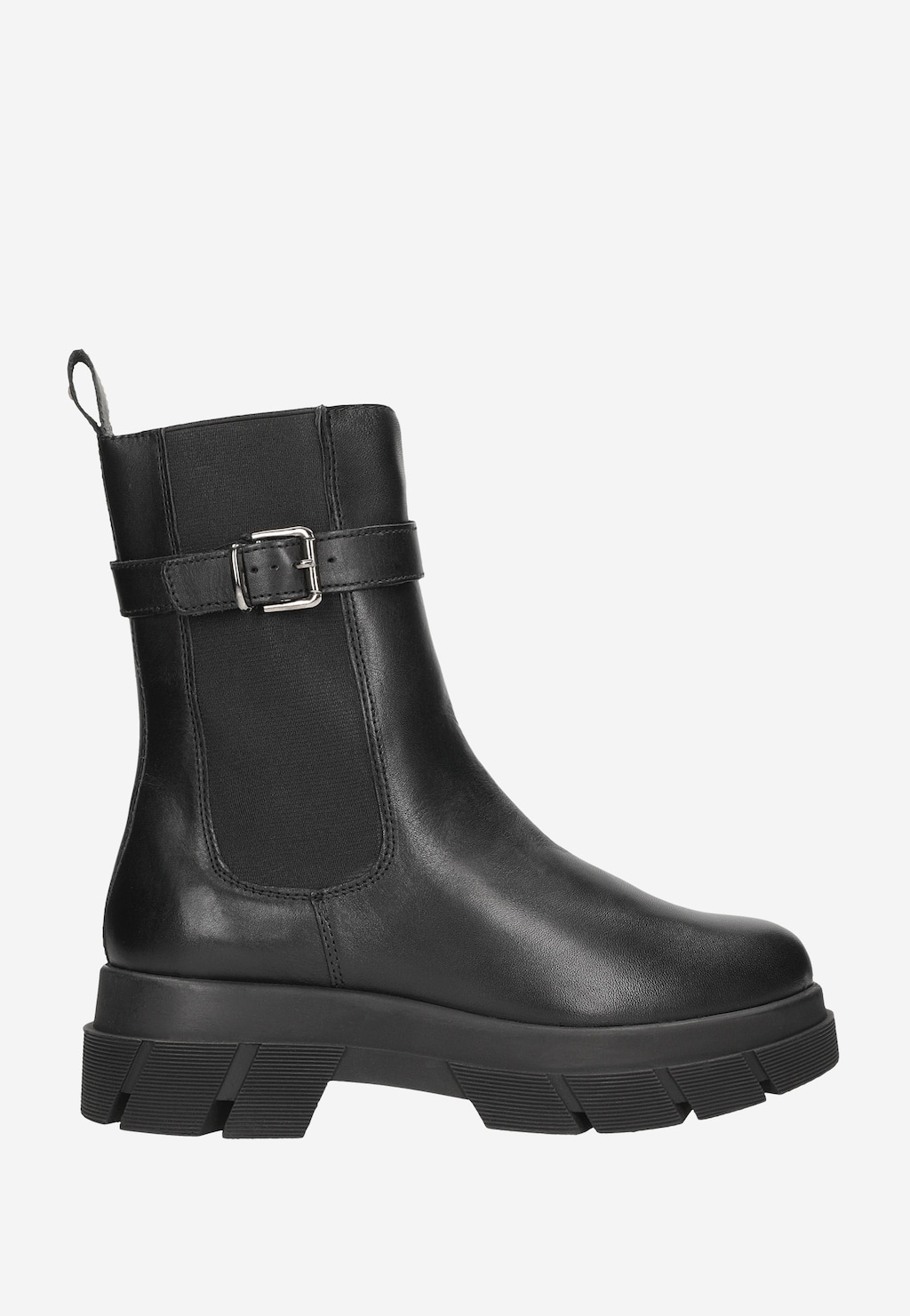 Czarne skórzane botki damskie Wojas 55189-51 z ozdobną srebrną klamerką, elastycznym wykończeniem i grubą, profilowaną podeszwą, prezentowane z boku.