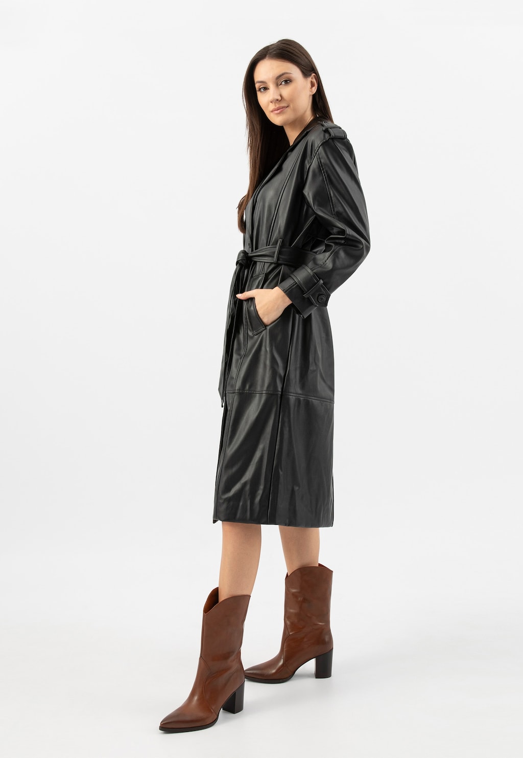 Brązowe kowbojki damskie Wojas 55239-52 ze skóry na obcasie, prezentowane w stylizacji z czarnym płaszczem skórzanym. Buty o klasycznym kroju z wyraźnym szpicem.