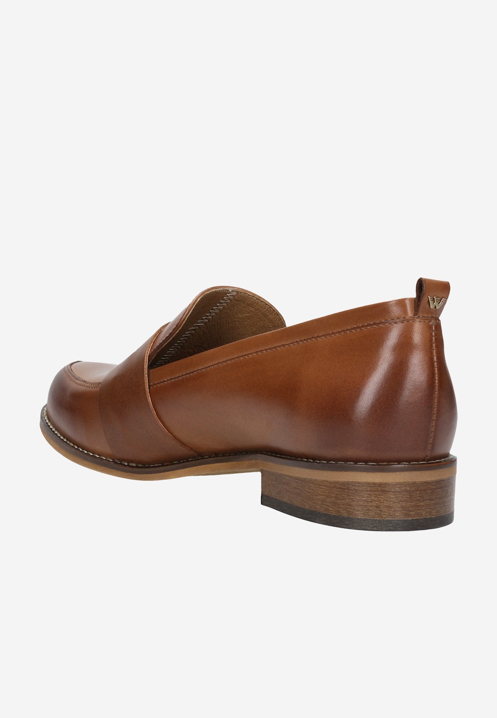 Jasnobrązowe mokasyny damskie Wojas 46004-53 z licowej skóry, ukazane z boku. Widoczny drewniany obcas, wygodna cholewka i charakterystyczne logo marki na tylnej części buta.