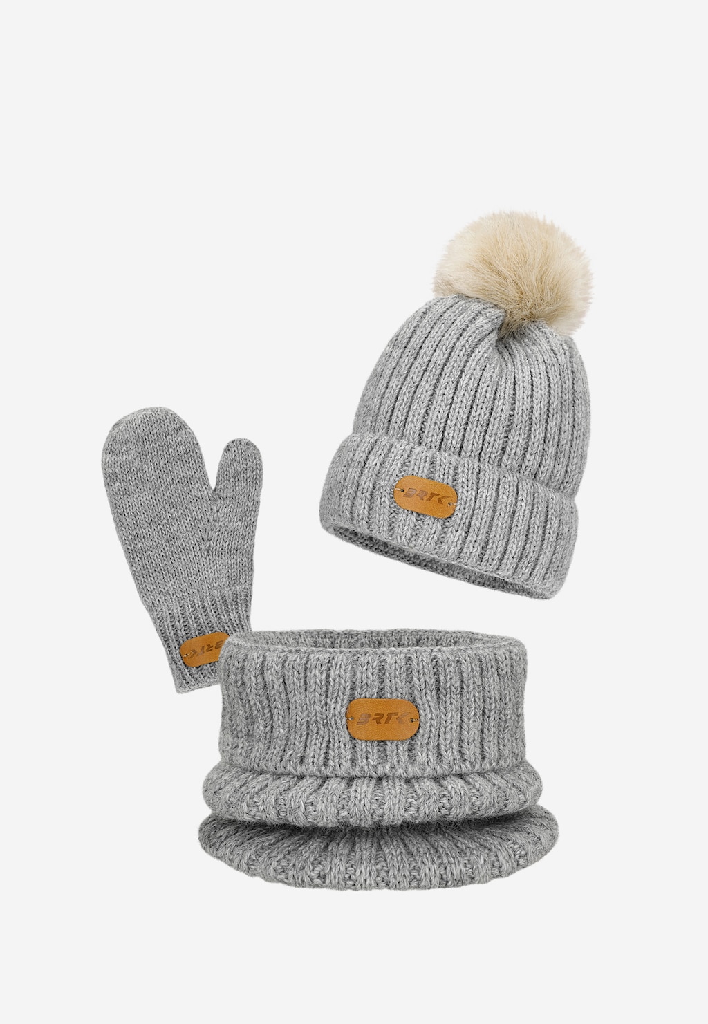 Popielaty zestaw zimowy BARTEK 85601-10 zawierający dzianinową czapkę z pomponem, komin i rękawiczki. Każdy element ozdobiony skórzaną naszywką z logo marki Bartek.