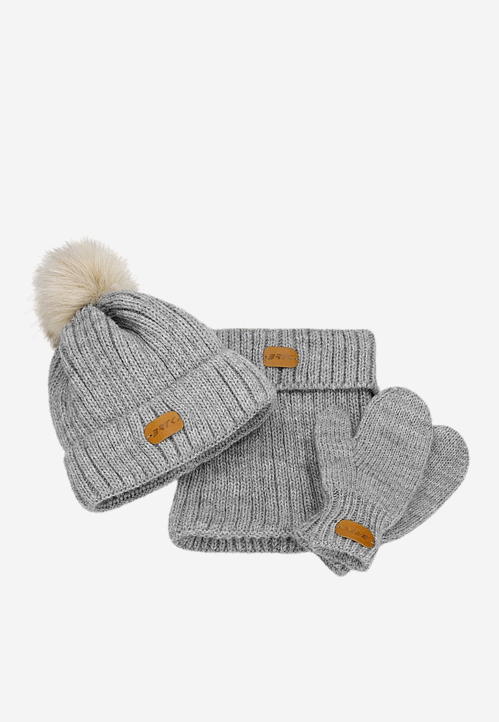 Popielaty zestaw zimowy BARTEK 85601-10 składający się z dzianinowej czapki z pomponem, komina i rękawiczek, ozdobiony charakterystycznymi skórzanymi metkami z logo marki.