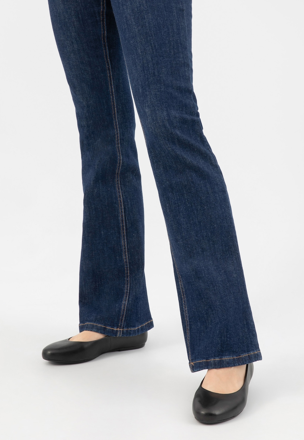 Czarne klasyczne baleriny Wojas 44024-51 ze skóry licowej na stopach modelki w granatowych jeansach typu bootcut, ukazujące elegancki i codzienny styl noszenia.