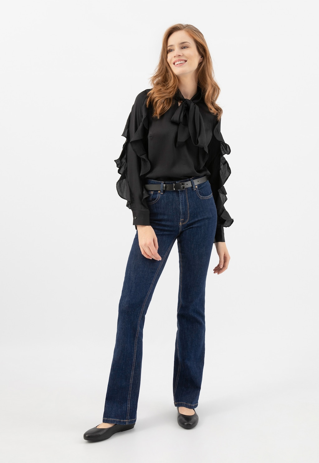 Elegancka stylizacja z czarnymi balerinami Wojas model 44024-51 ze skóry licowej, noszonymi z jeansami i czarną bluzką z falbanami. Klasyczny codzienny look.
