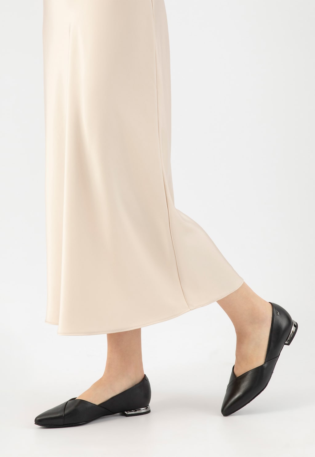 Čierne balerínky so špicatou špičkou a ozdobným podpätkom 44049-51 Widok 7