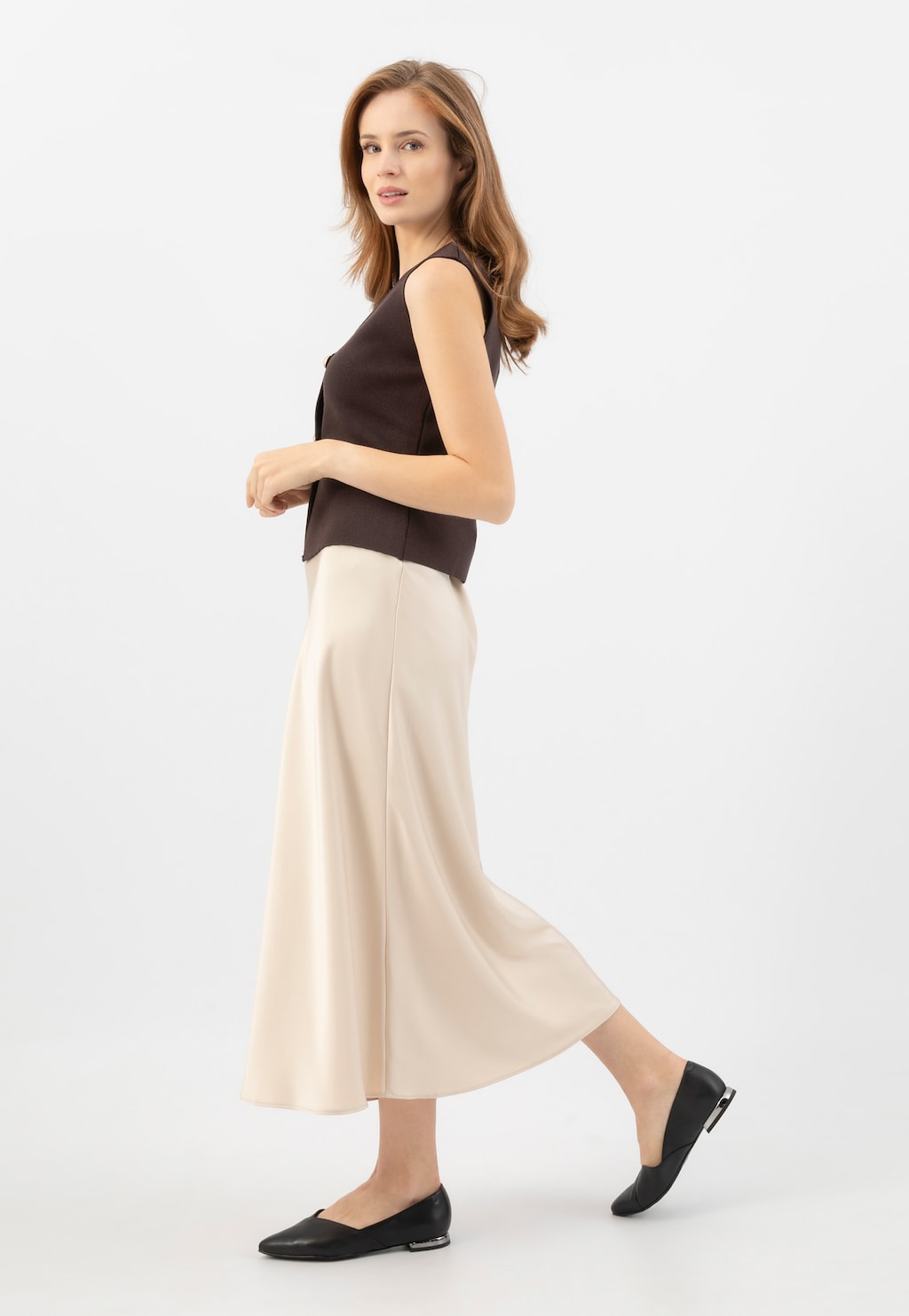 Čierne balerínky so špicatou špičkou a ozdobným podpätkom 44049-51 Widok 1