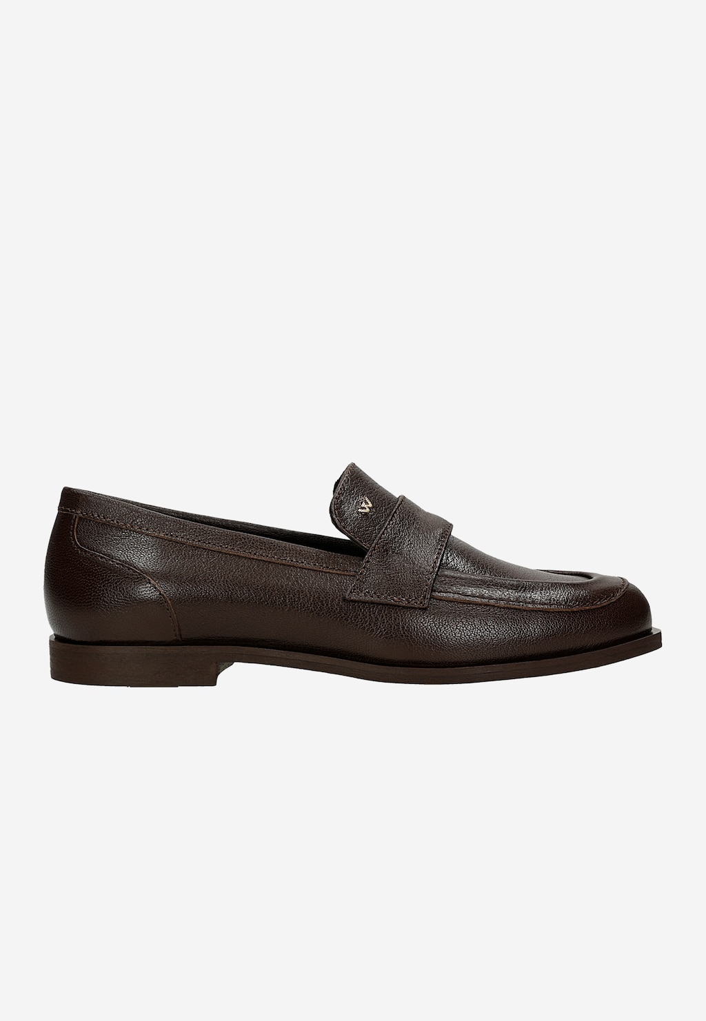 Brązowe mokasyny damskie Wojas model 46314-52 z naturalnej skóry. Elegancki but z ozdobnym paskiem na przodzie i małym logo. Klasyczny fason z niskim obcasem.