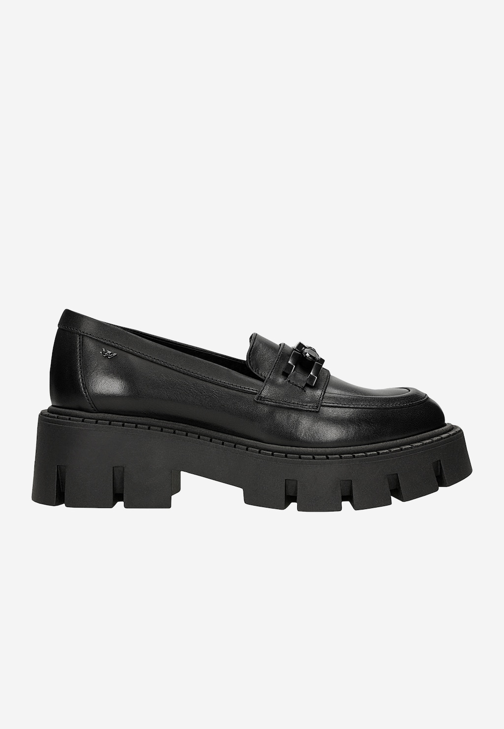 Masywne czarne mokasyny Wojas model 46317-51 z grubą traktorową podeszwą i ozdobnym łańcuchem. But wykonany ze skóry, widok z boku pokazuje charakterystyczny masywny profil.