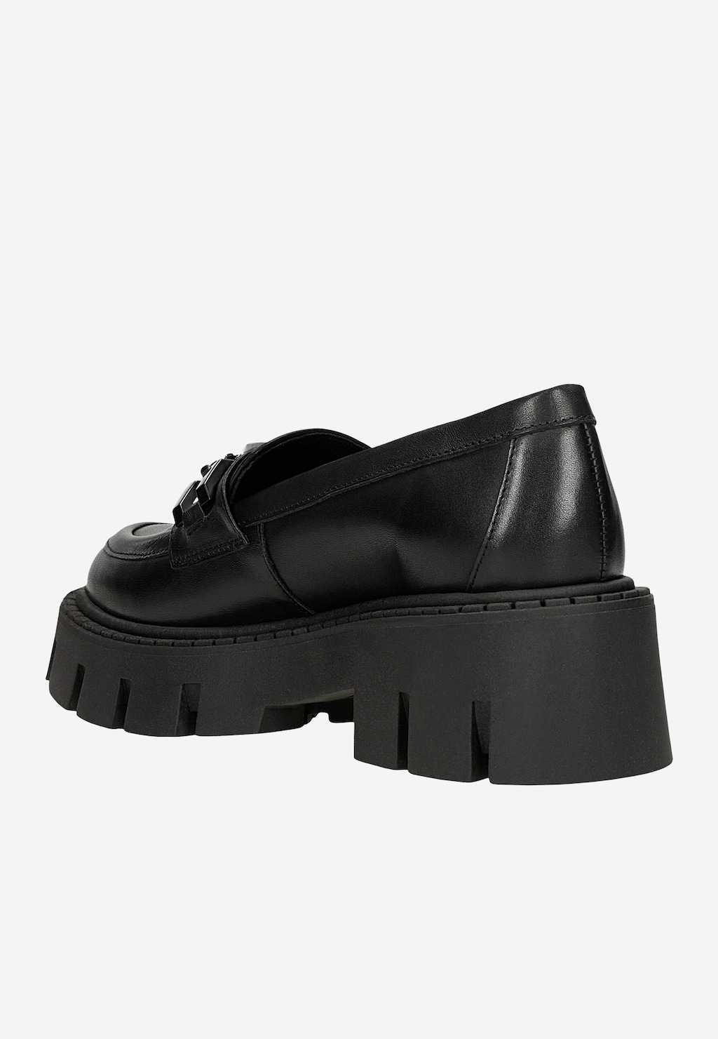 Czarne masywne mokasyny Wojas model 46317-51 z boku, ukazujące wyrazistą podeszwę typu track i elegancki czarny łańcuch na przodzie buta.