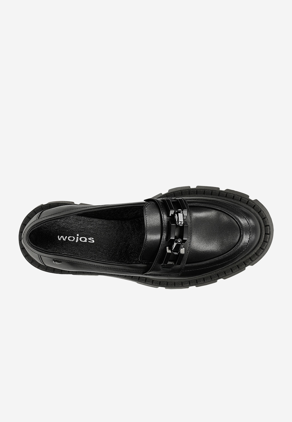 Czarny masywny mokasyn Wojas model 46317-51 z grubą podeszwą, widok z góry. Ozdobiony eleganckim czarnym łańcuchem na przodzie buta. Logo marki widoczne wewnątrz.