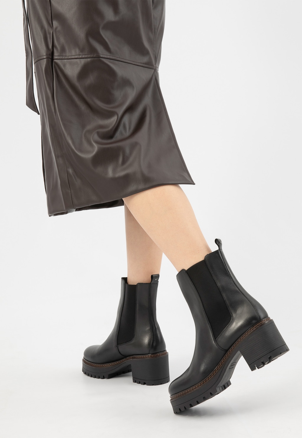 Čierne kožené chelsea čižmy na masívnom podpätku 55272-51 Widok 8