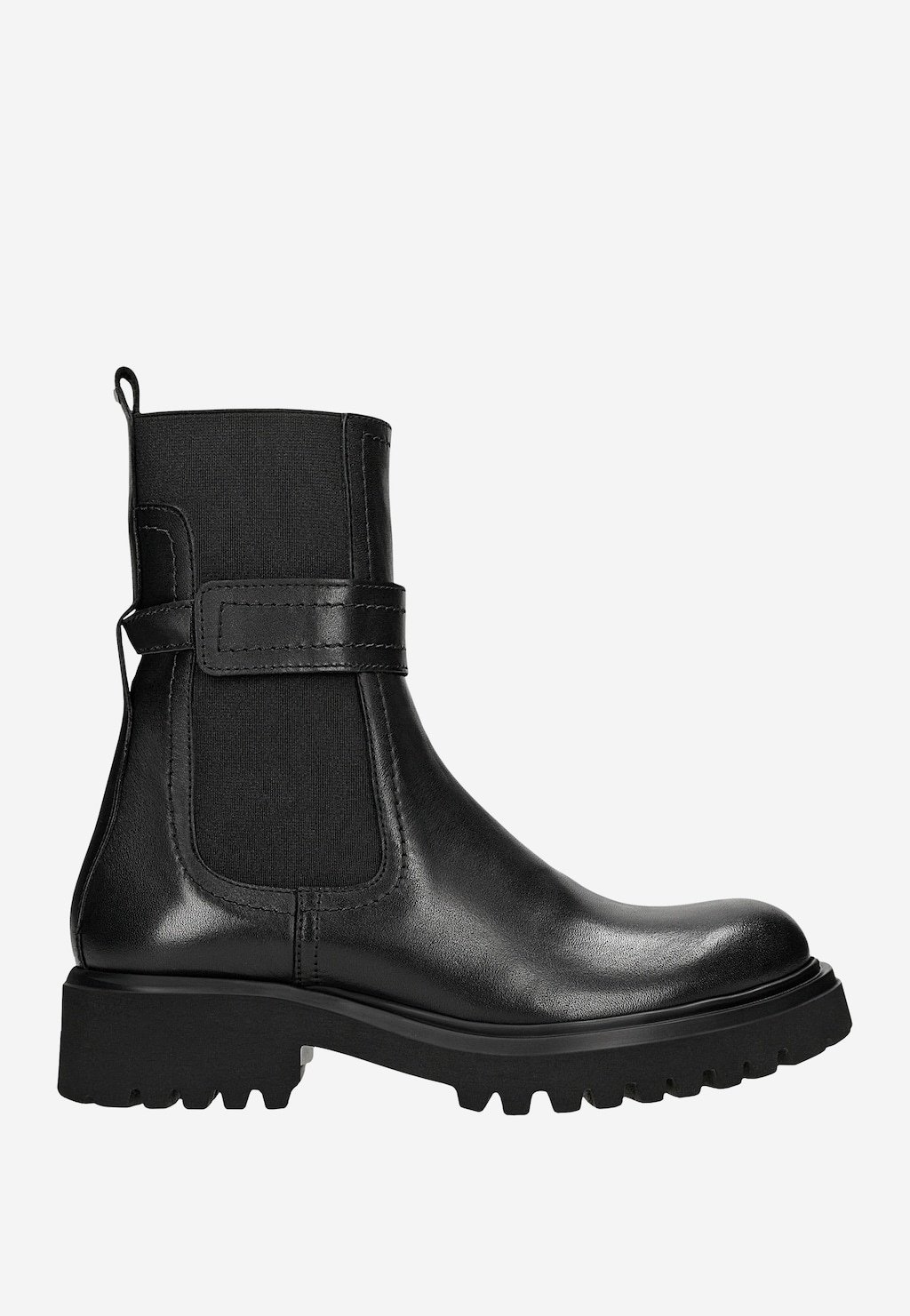 Eleganckie czarne sztyblety damskie Wojas 55279-51 z licowej skóry. But z elastycznymi wstawkami, ozdobnym paskiem i grubą, profilowaną podeszwą na niskim obcasie.