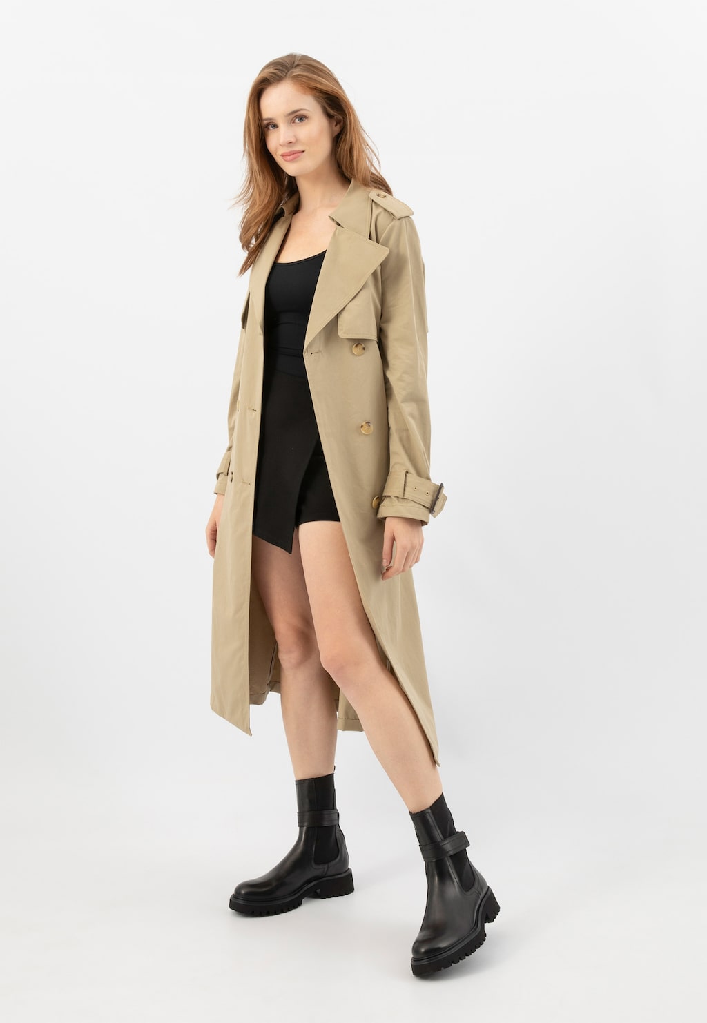 Stylizacja z czarną sukienką, beżowym płaszczem i wysokimi sztybletami Wojas model 55279-51 ze skóry licowej, idealne do jesiennych i zimowych stylizacji.