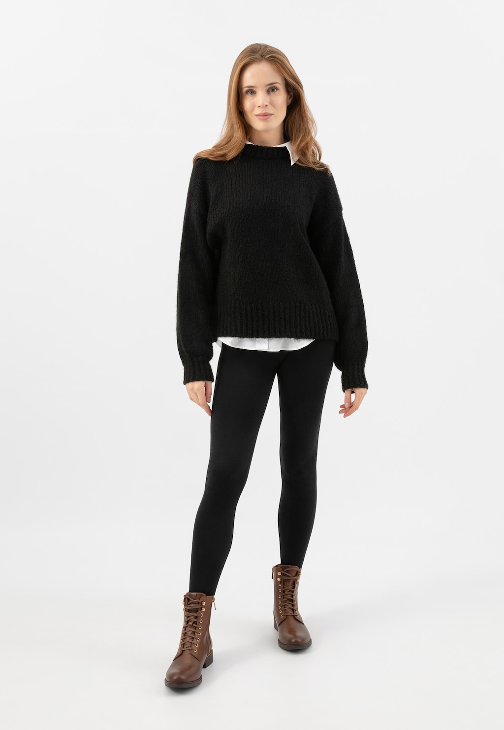 Modelka w czarnym swetrze i legginsach prezentuje jasnobrązowe trzewiki Wojas model 64127-52 ze złotymi okuciami, widziane z przodu w pełnej stylizacji z białą koszulą pod spodem.