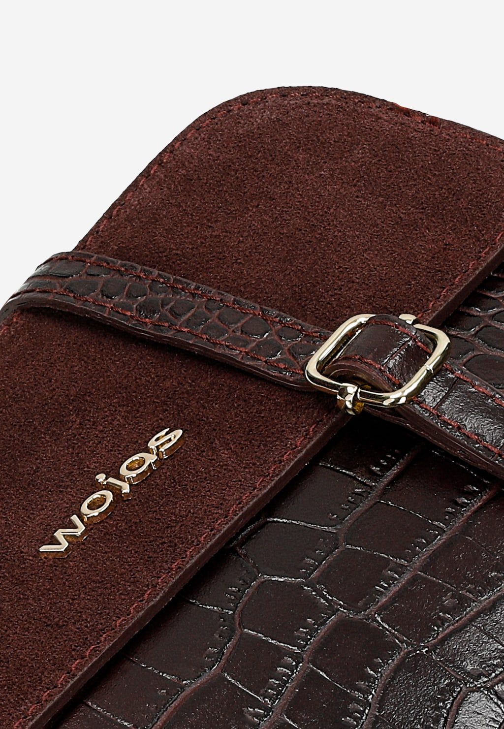 Bordowa torebka Wojas model 80290-75 z tłoczonej skóry i wstawki z dwoiny, z widocznym złotym logo marki i eleganckim zapięciem na klamrę.