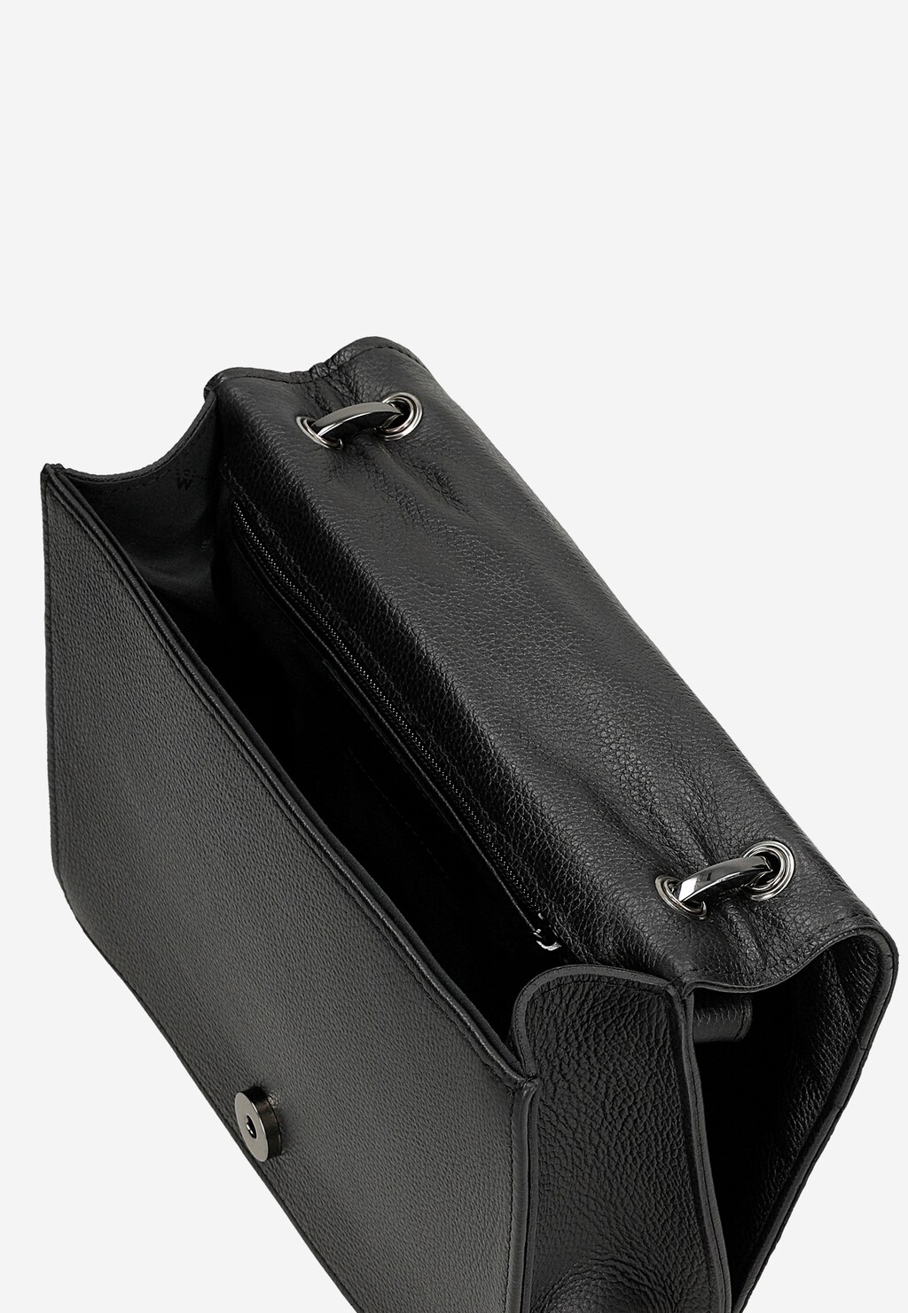 Czarna pikowana torebka damska Wojas model 80413-51 z otwartą klapką ukazującą wnętrze z zamkiem błyskawicznym i metalowymi oczkami na pasku.