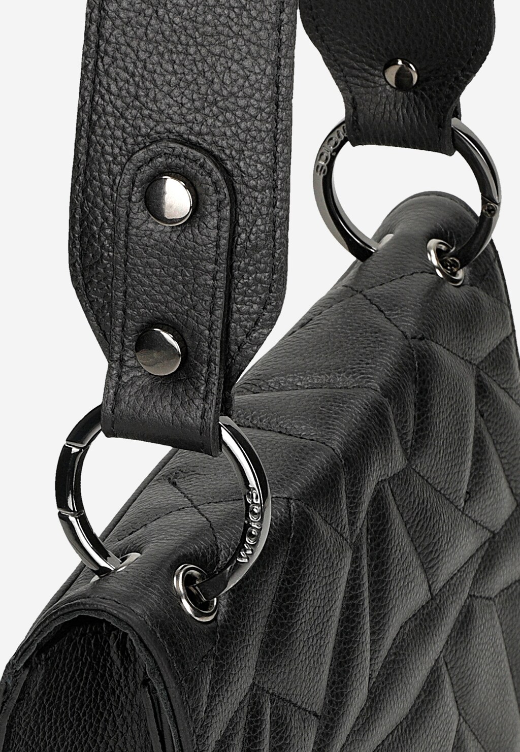 Zbliżenie na fragment czarnej pikowanej torebki damskiej Wojas model 80413-51, ukazujące skórzane uchwyty z metalowymi kółkami i charakterystyczny pikowany wzór.